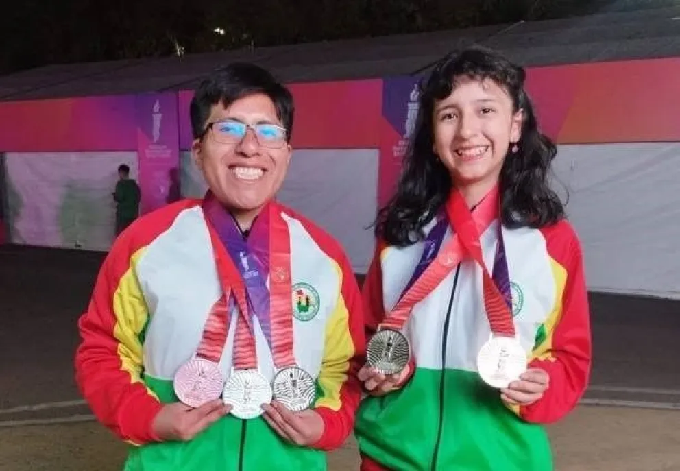 Mayta y Kilbarda con las medallas que consiguieron en el certamen. Foto: Federación Boliviana de Ajedrez