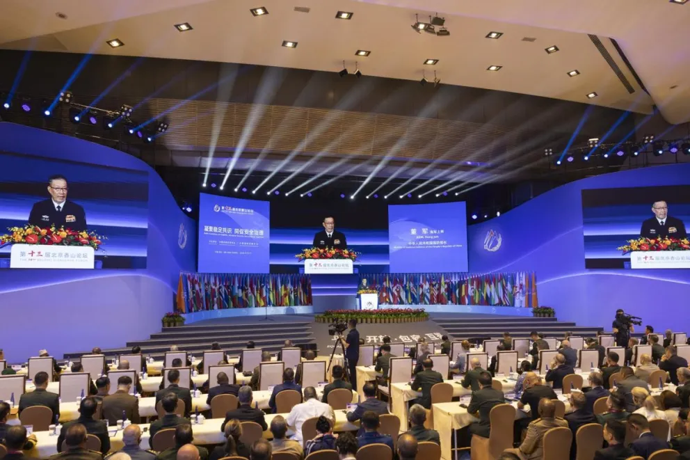 El ministro de Defensa Nacional de China, el almirante Dong Jun (en pantalla), pronuncia un discurso en la ceremonia de apertura del 13.º Foro Xiangshan de Pekín, en Pekín (China), el 16 de septiembre de 2026. Foto: EFE/