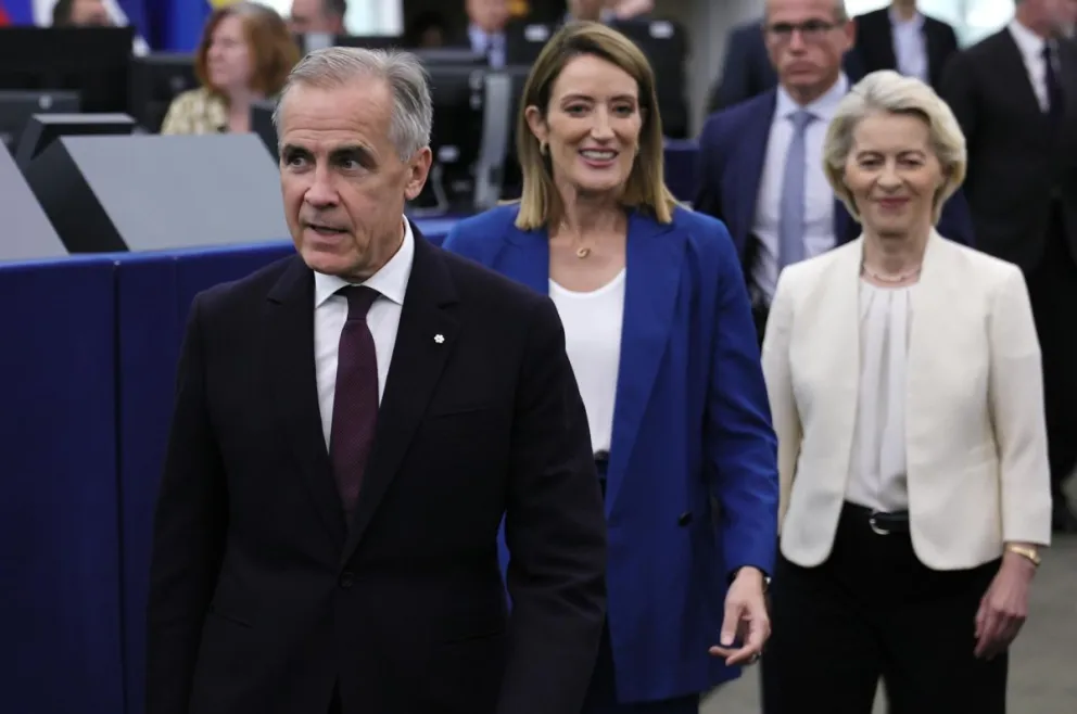 La presidenta de la Comisión Europea, Ursula von der Leyen (d), la del Parlamento Europeo, Roberta Metsola (c), y el primer ministro de Canada, Mark Carney (i), llegan al Parlamento Europeo. Foto: EFE 