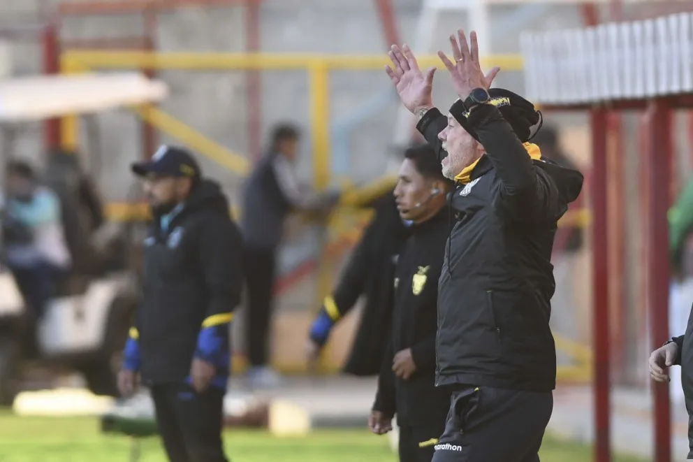 Antonio Carlos Zago, el DT de The Strongest, durante el partido frente a ABB en El Alto. Foto: APG
