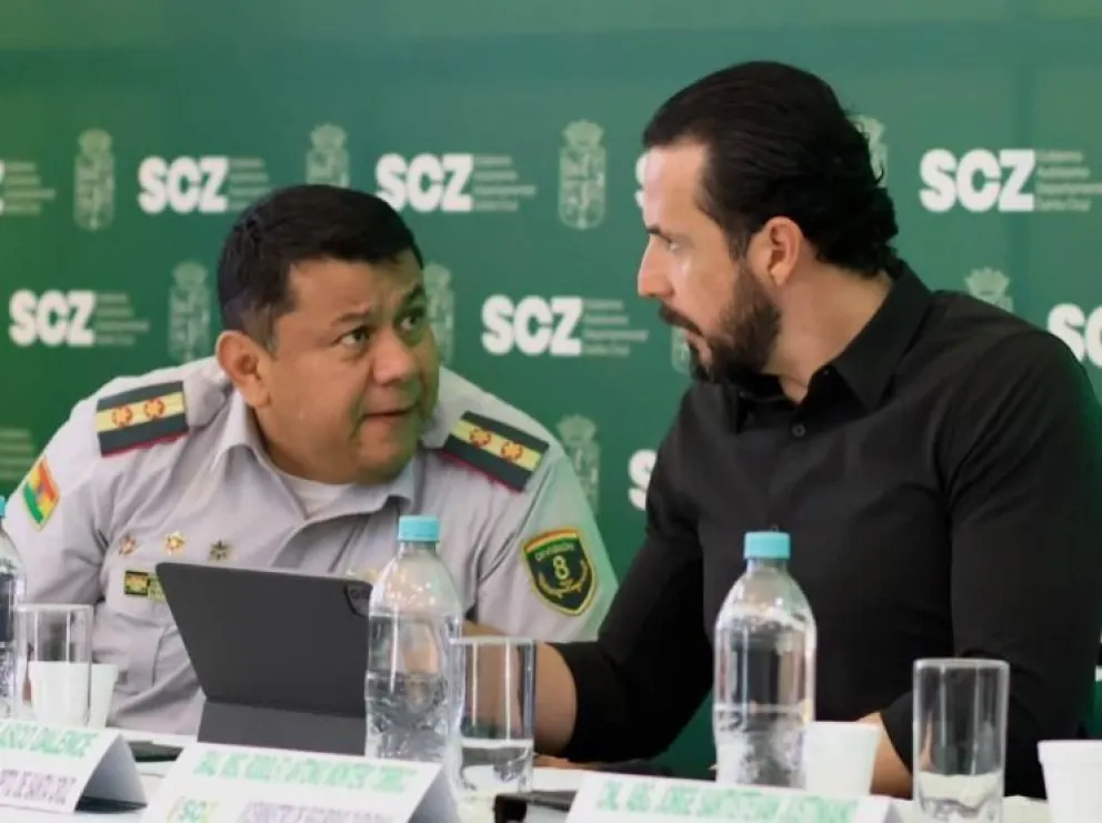  
El comandante de la Octava División del Ejército de Santa Cruz, general Rider Calzadilla, y el gobernador Juan Pablo Velasco. Foto tomada de la cuenta en RRSS del gobernador Juan Pablo Velasco
