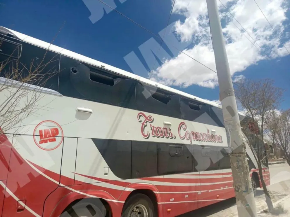 La flota de Trans Copacabana que fue apedreada por los operadores locales de Uyuni. Foto JAP