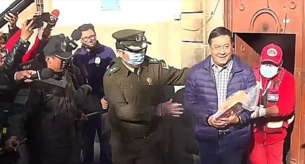 Luis Arce deja el penal de San Pedro y es llevado al hospital Arco Iris para tratamiento médico. Foto: Captura