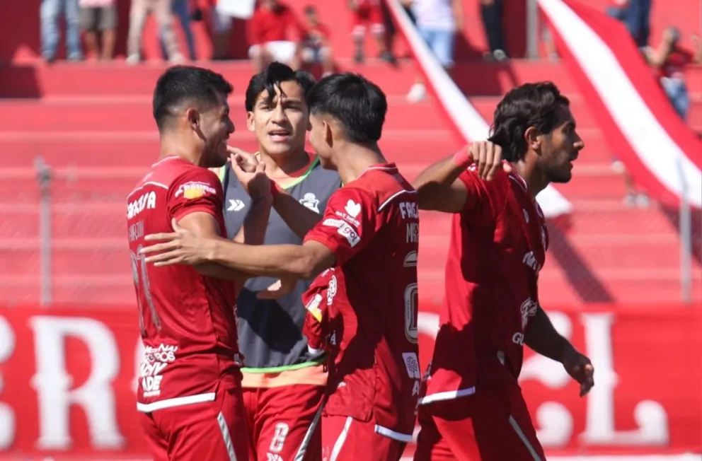 Jugadores de Guabirá festejan la victoria sobre Aurora. Crédito: Agencia Marka Registrada