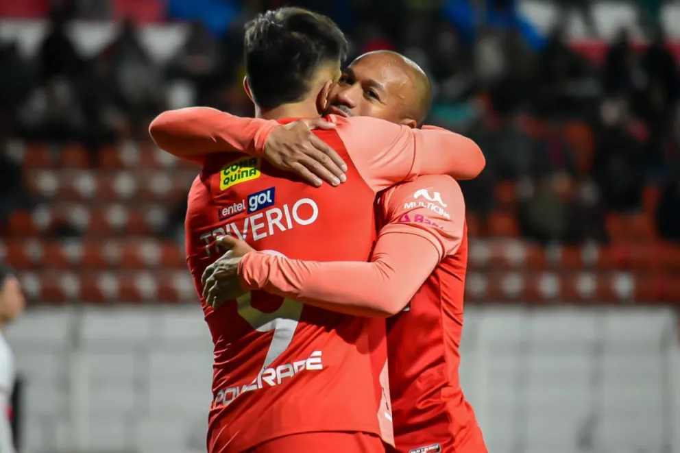Triverio celebra el segundo gol del encuentro disputado en Potosí. Foto: Agencia Marka Registrada