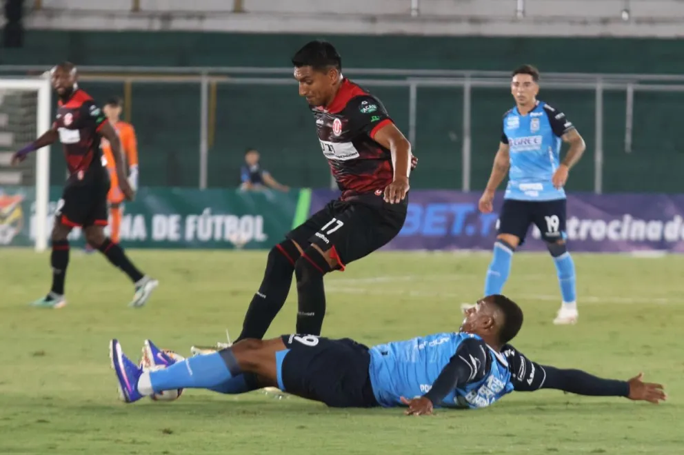 Bayron Garcés, jugador de Blooming, disputa la posesión del balón con Didí Torrico de FC Universitario. Foto: APG
