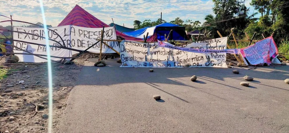 Bloqueo impide tráfico vehicular entre la carretera Cochabamba y Santa Cruz. Foto:RKC