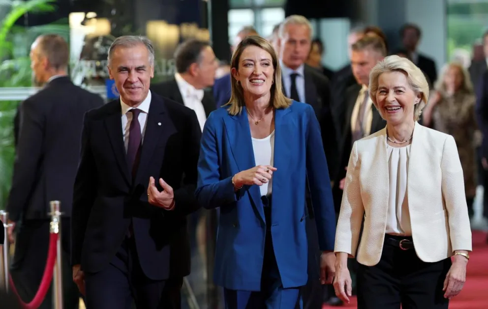 La presidenta de la Comisión Europea, Ursula von der Leyen, la presidenta del Parlamento Europeo, Roberta Metsola, y el primer ministro de Canadá, Mark Carney. Foto: EFE
