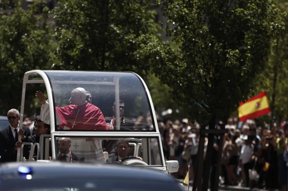 El papa León XIV saluda a los fieles en su recorrido por el centro de Madrid en el papamóvil el 6 de junio de 2026. Foto: EFE