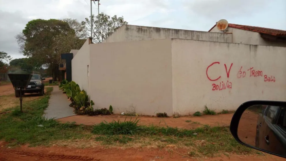 Los grafitis que aparecieron en muros en San Ignacio de Velasco. Foto:Clave300