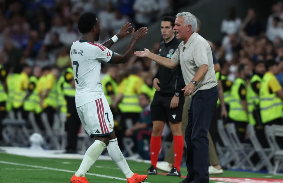 El brasileño Vinícius Júnior (izq.) junto a José Mourinho, el director técnico del Real Madrid. Foto: EFE