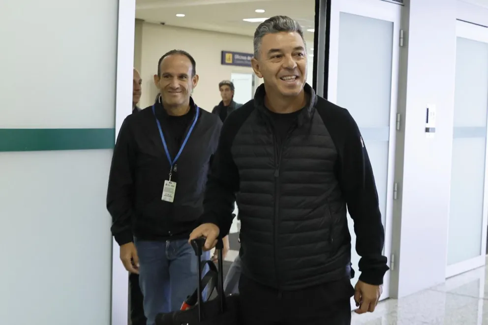El argentino Marcelo Gallardo (der.), a su llegada a Quito. Crédito: EFE