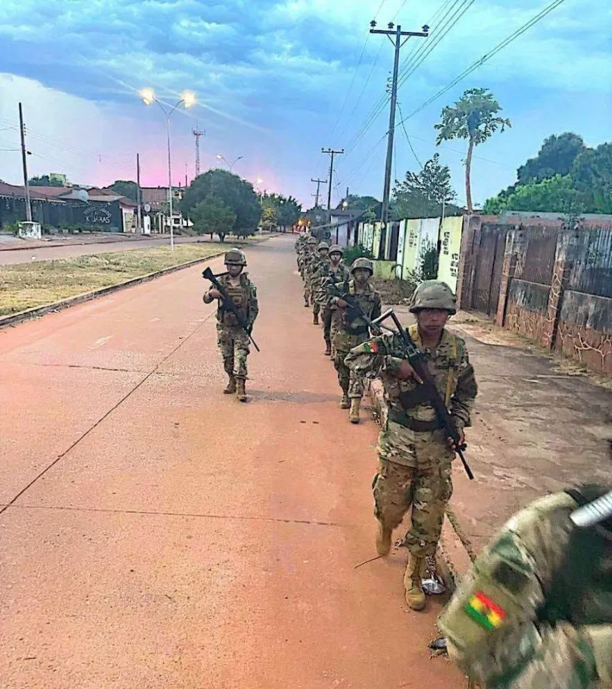 Militares y policías realizan patrullajes en el municipio de San Ignacio de Velasco de Santa Cruz. Foto Beni Noticias