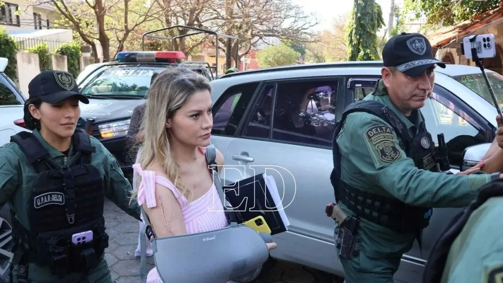 Nadia Beller llegó a la Unidad de Víctimas Especiales escoltada por tres camionetas con policías del grupo Delta/Foto: Juan Carlos Torrejón / El Deber