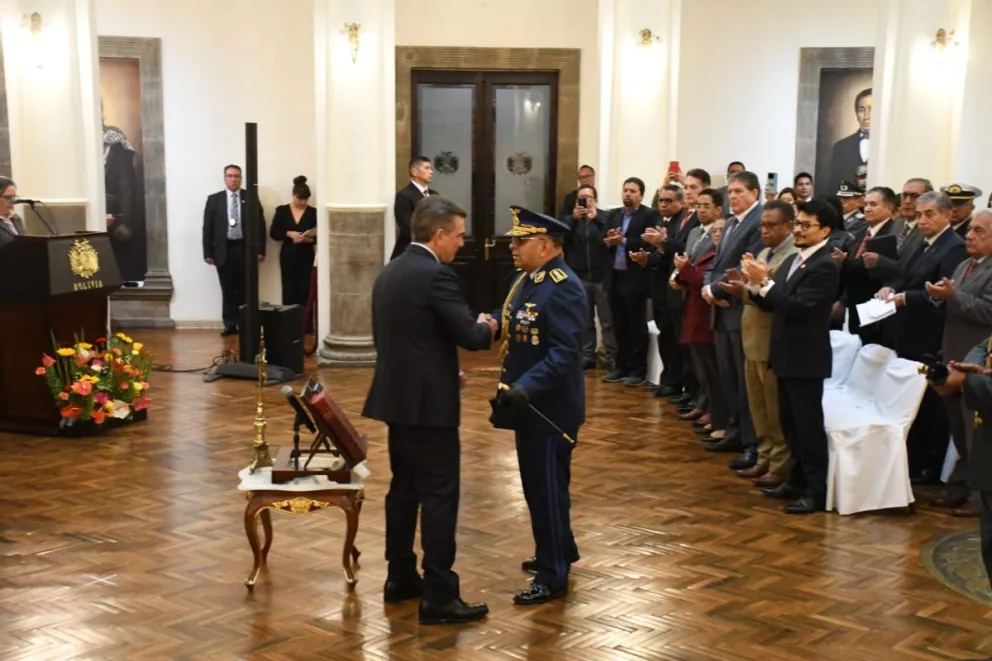 El presidente Rodrigo Paz posesionó este jueves al general Germán Leonardo Rodrigo Mendizábal como nuevo secretario de esta institución. Foto: APG