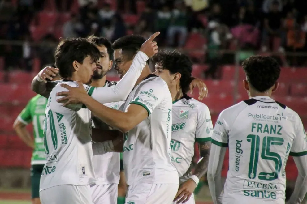Nacif celebra el segundo gol del compromiso junto a sus compañeros. Foto: APG