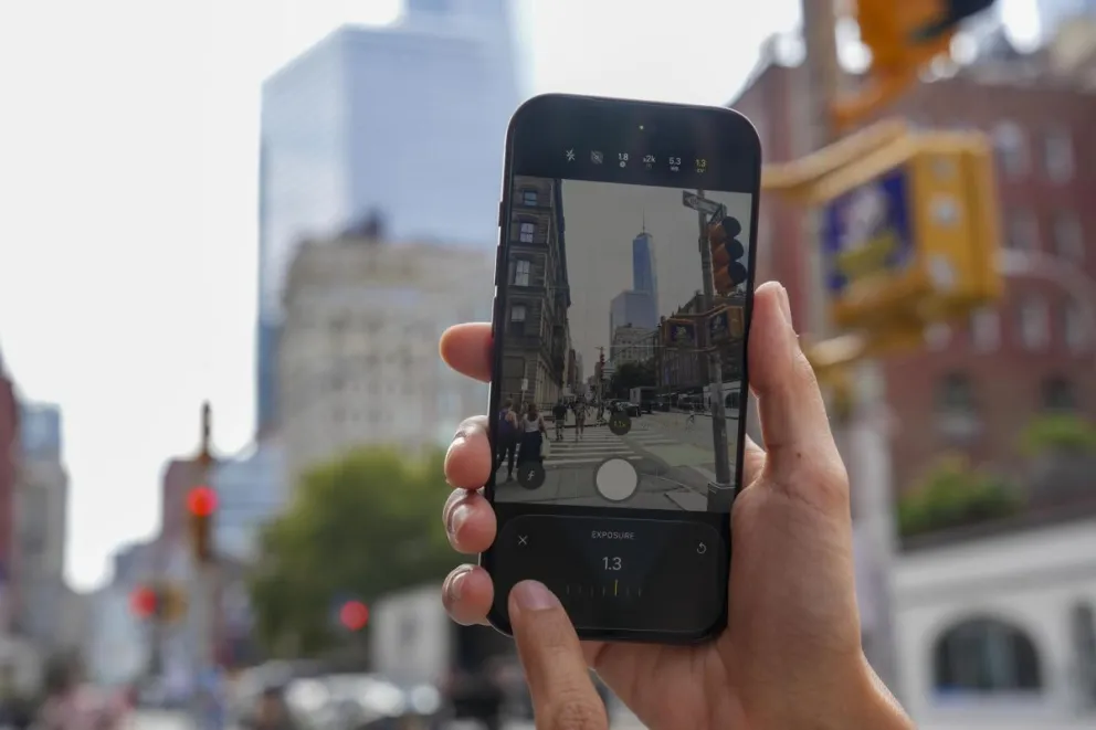 Una persona toma una fotografía con el nuevo iPhone 18 Pro este jueves, en Nueva York (Estados Unidos). EFE