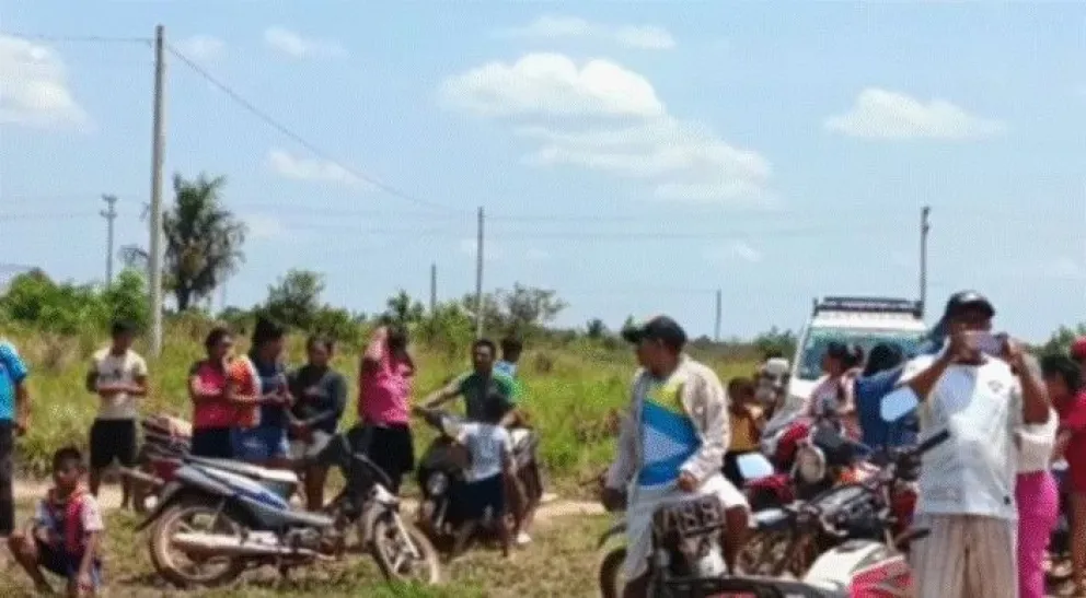 Vecinos sorprendidos por el cuerpo encontrado en Riberalta. Foto: Radio San Miguel