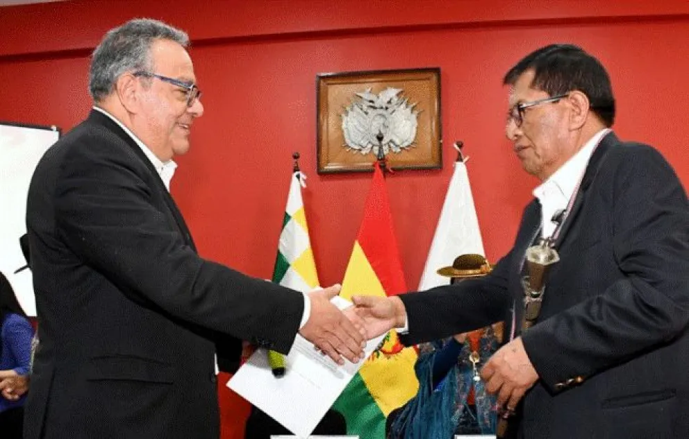 El ministro de Educación, Erick Sanjinés Chávez, posesionó a Roberto de la Cruz Flores como nuevo rector de la Universidad Indígena Boliviana Comunitaria Intercultural Productiva Aymara “Tupak Katari” (Unibol Aymara). Foto: Ministerio de Educación