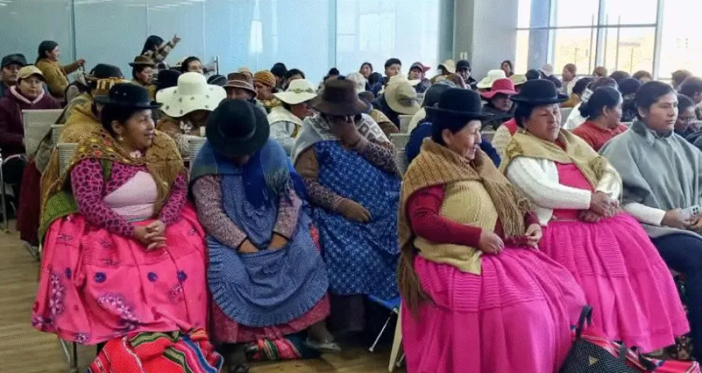 Autoridades de la Alcaldía de El Alto y comunarios de Villa Ingenio llegaron a un acuerdo. Foto: Unitel