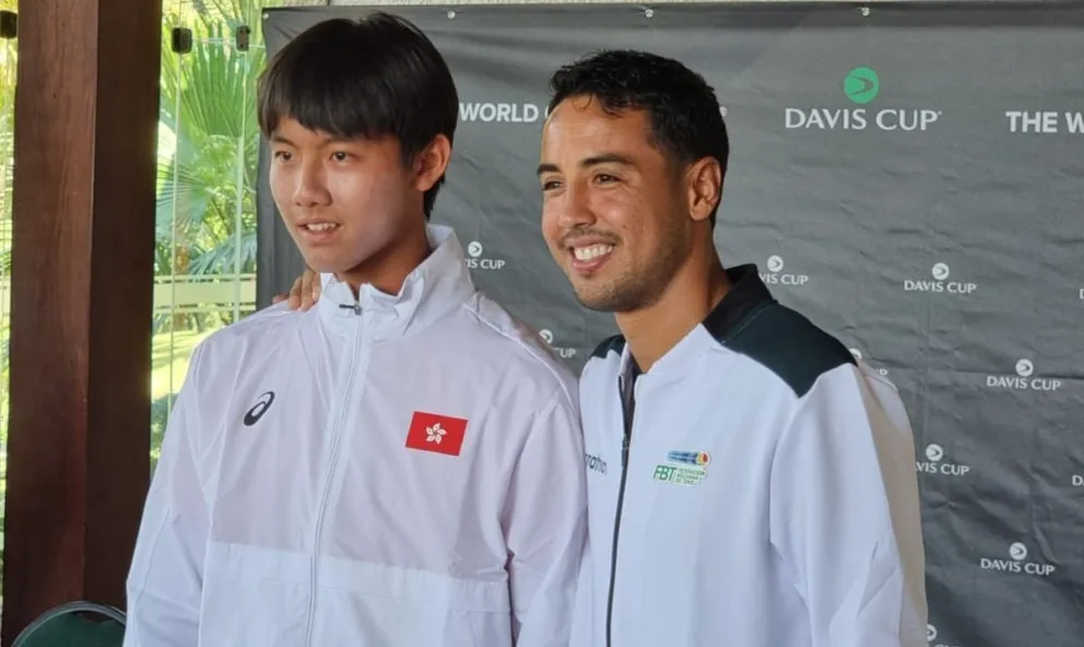 Hugo Dellien (der.) junto a Fu Wang Choi de Hong Kong durante la ceremonia previa a la competencia. Crédito: Federación Boliviana de Tenis