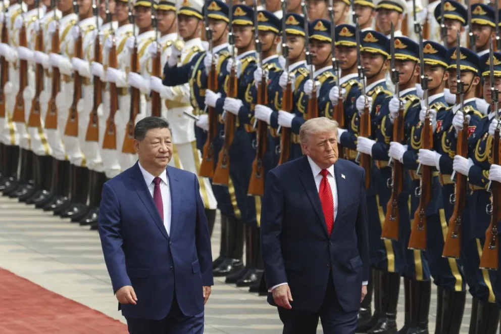El presidente chino Xi Jinping inspecciona una guardia de honor junto al presidente de EE. UU. Donald Trump durante una ceremonia de bienvenida en el Gran Salón del Pueblo en Beijing, China, 14 de mayo de 2026. Foto: EFE