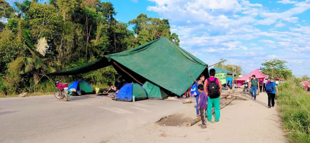 Estudiante cumplen tercer día de bloqueo y este viernes abrieron un "corredor humanitario" a la espera de solución a sus demandas. Foto:RKC