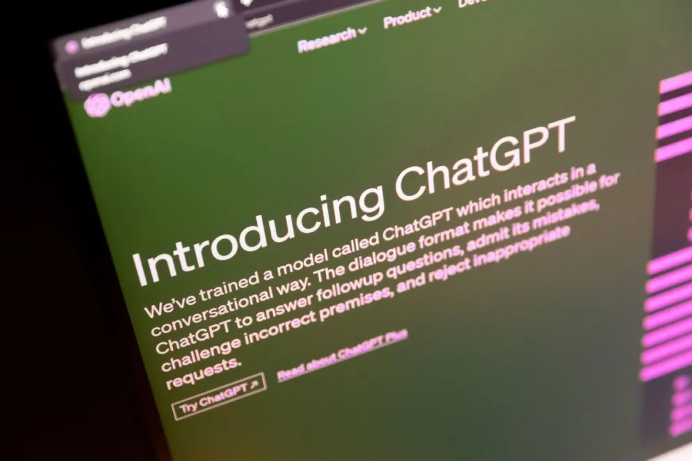 Una computadora con la portada de ChatGPT, un programa de inteligencia artificial desarrollada por la empresa OpenAI. Foto: EFE