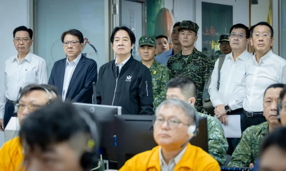 El mandatario, Lai Ching-te (c-i), observando un ejercicio de tiro con "misiles de precisión". Foto: EFE  