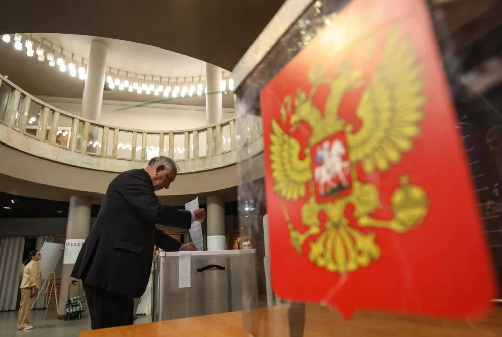 Un hombre deposita su voto en un centro de votación en Moscú, Rusia, el 18 de septiembre de 2026. Foto: EFE 
