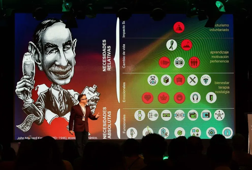 El escritor y especialista chileno en economía creativa Álex Paredes habla durante el IV Foro Internacional de Economía Creativa este jueves, en Cochabamba (Bolivia). Foto: EFE