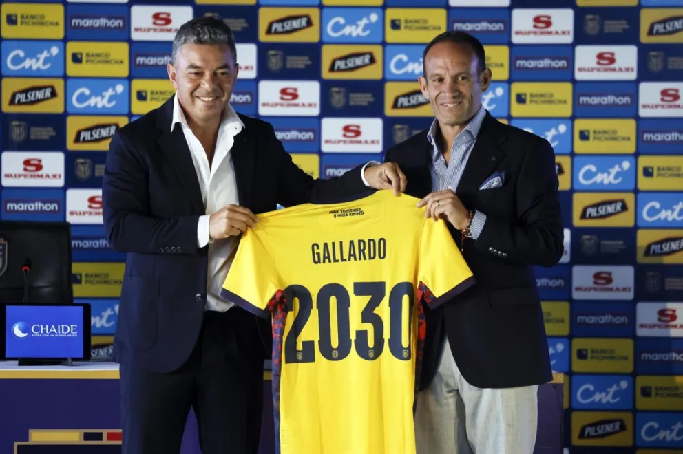 El técnico argentino Marcelo Gallardo (izq.) posa junto al presidente de la Federación Ecuatoriana de Fútbol, Francisco Egas. Foto: EFE