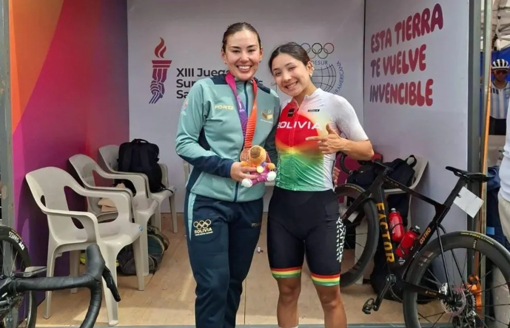 Elizabeth Vásquez (izq.) muestra la medalla que ganó en el ciclismo. Foto: Redes sociales