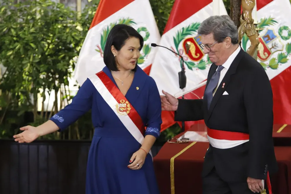 Foto de archivo, tomada el pasado 28 de juliuo, en la que se captó a la presidenta de Perú, Keiko Fujimori (i), junto a su saliente ministro de Transportes y Comunicaciones, Rafael Rey, durante la toma de juramento de su gabinete ministerial, en Lima. EFE