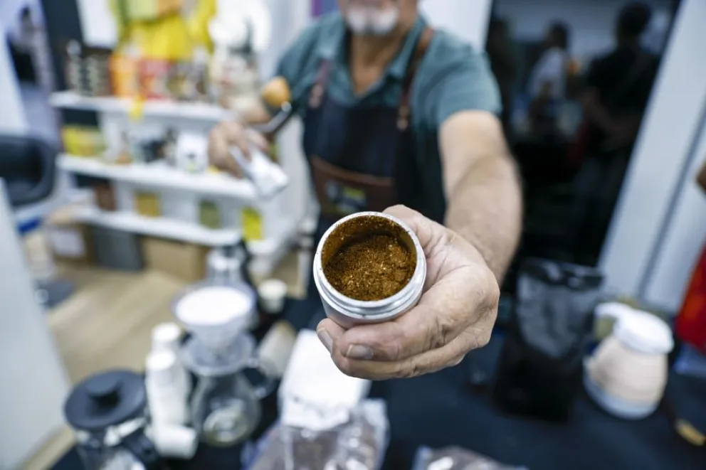 Una persona prepara café en una feria internacional que busca fortalecer la cadena de valor del café de especialidad y dar mayor proyección a la producción nacional este viernes, en Quito (Ecuador). EFE