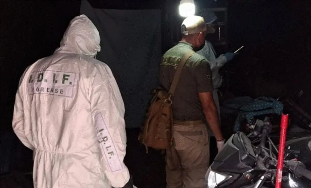 Técnicos del Ministerio Público y la Fiscalía llegaron al lugar donde se registró el doble feminicidio en Quillacollo. Foto: Fiscalía General del Estado