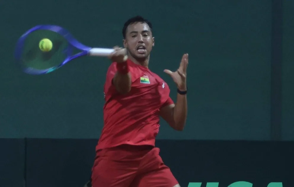El boliviano Hugo Dellien devuelve de derecha una pelota en el partido frente a Fu Wang Choi. Foto: APG