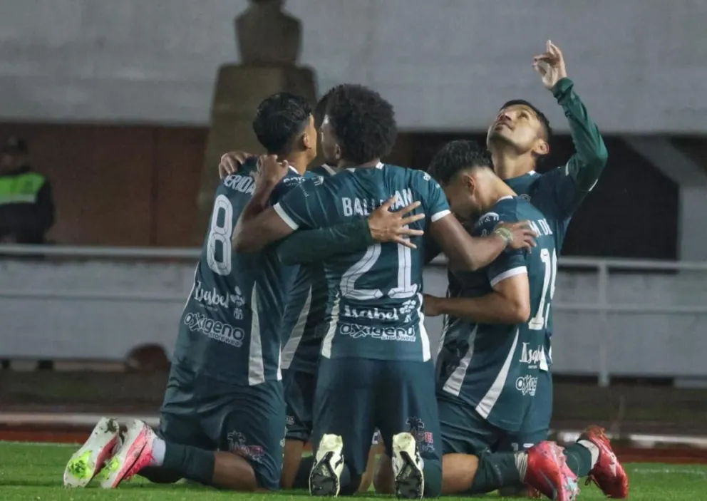 Los jugadores de San Antonio festejan su victoria ante Independiente en Sucre. Foto: Agencia Marka Registrada