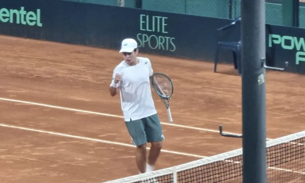Juan Carlos Prado festeja uno de los puntos que consiguió ante Tsz Fu Wong de Hong Kong. Foto: Federación Boliviana de Tenis