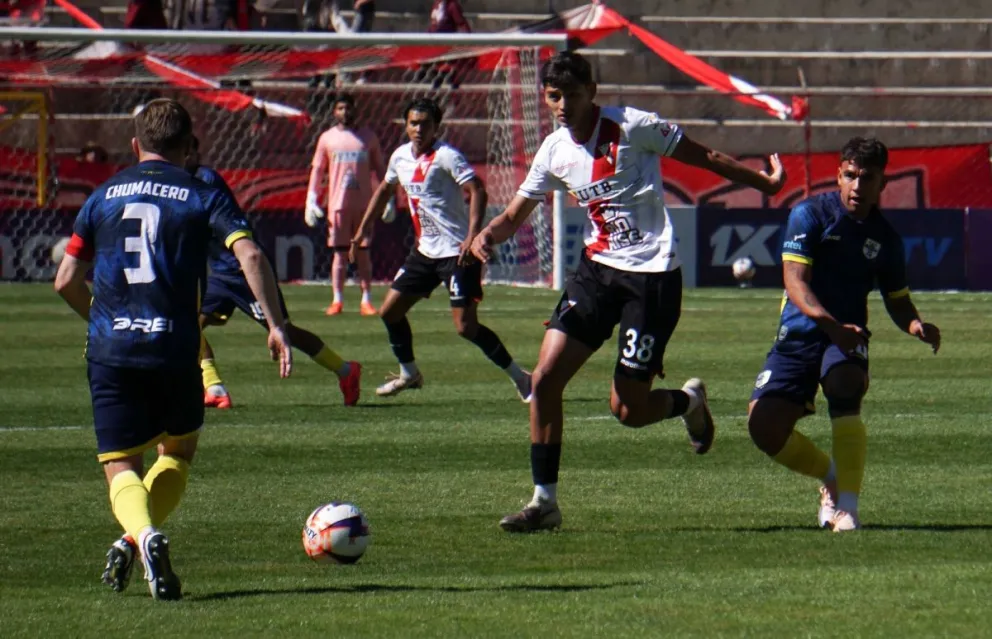 Incidencia del partido que ABB y Always jugaron el 30 de agosto pasado por la primera rueda del torneo seriado. Foto: APG