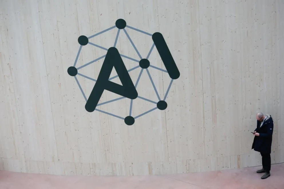 En la imagen de archivo, Una persona se encuentra cerca del logotipo de la Cumbre de Acción sobre Inteligencia Artificial (IA) en el Grand Palais de París, Francia. Foto: EFE