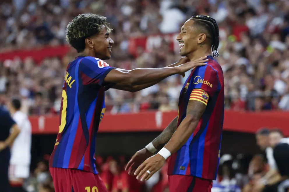 El delantero del Barcelona Raphinha (d) celebra con Lamine Yamal tras marcar el 1-2. Foto: EFE