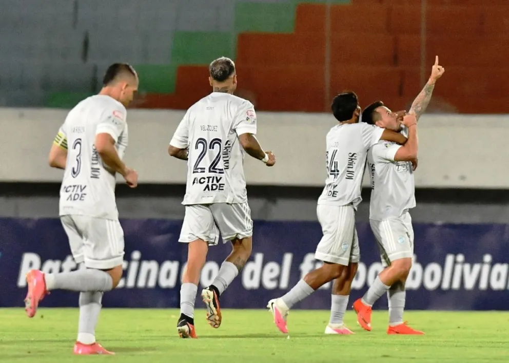Henry Vaca, primero de la derecha, celebra el primer gol en el Capriles Foto: APG