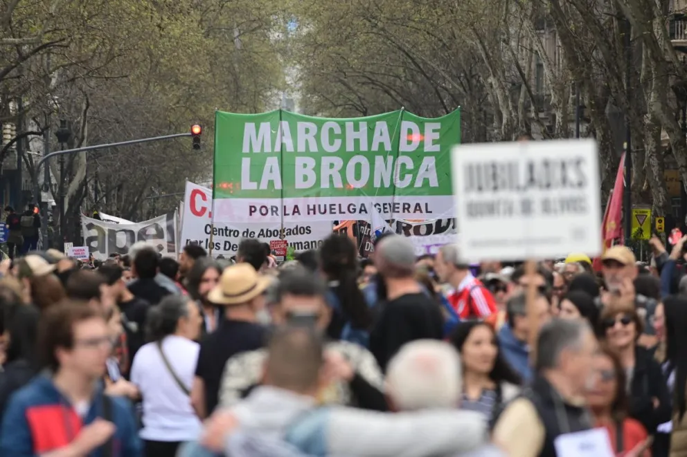 Personas participan en 'la marcha de la bronca' contra el programa económico del Gobierno del presidente de Argentina, Javier Milei, este sábado en Buenos Aires (Argentina). Foto: EFE