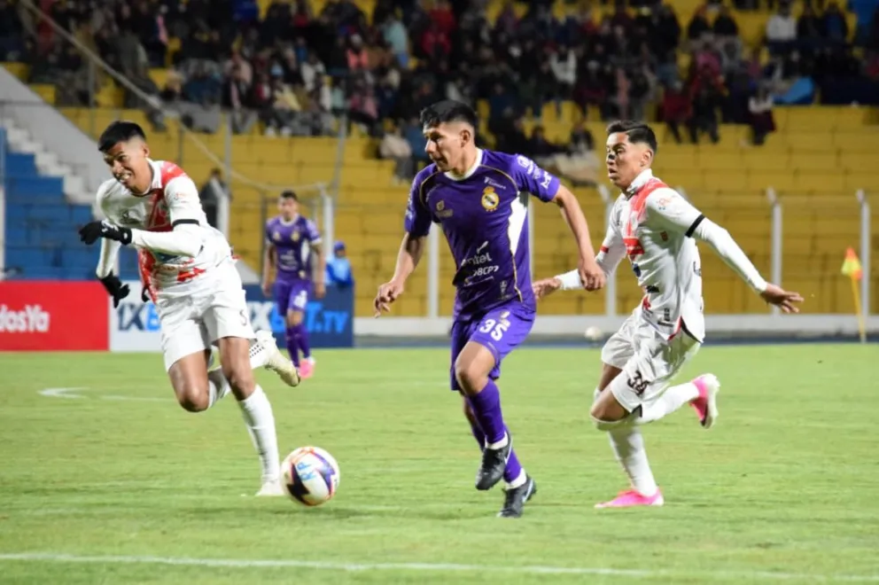 Un disputado clásico potosino fue el que protagonizaron Real y Nacional. Foto: Agencia Marka Registrada