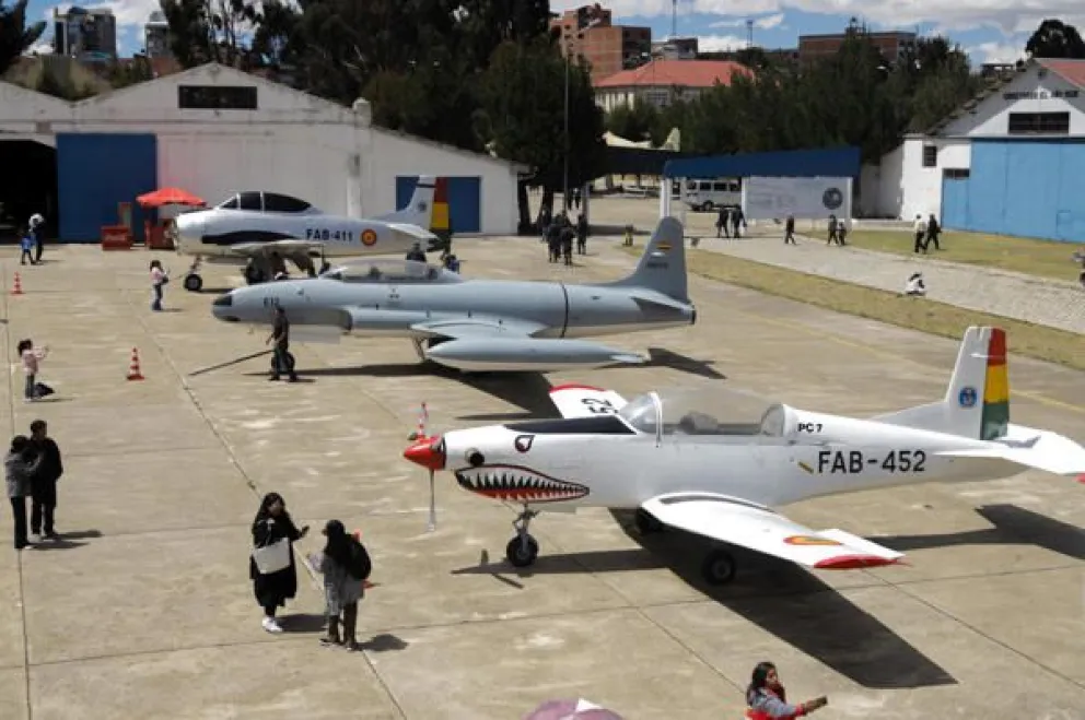 Fotografía que muestra aeronaves en la Feria Aeronáutica Estática este sábado en El Alto (Bolivia). EFE/ Gabriel Márquez
