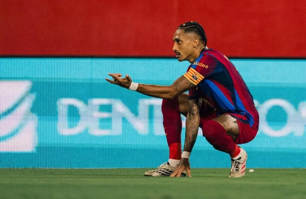 El brasileño Raphinha celebra el primer gol en el triunfo sobre el Sevilla. Crédito: FC Barcelona