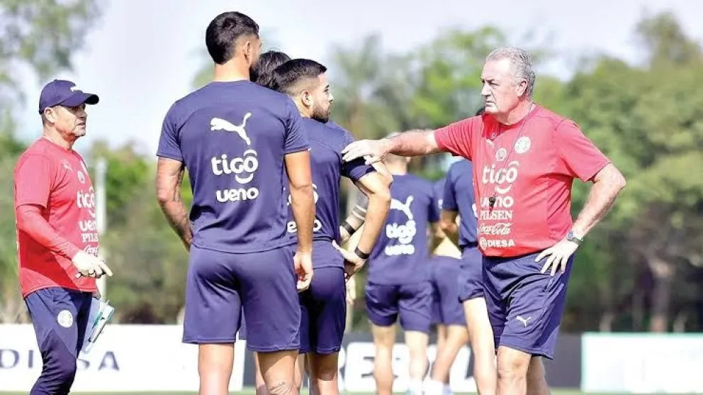 Gustavo Alfaro durante un entrenamiento anterior de los paraguayos. Foto: DLN