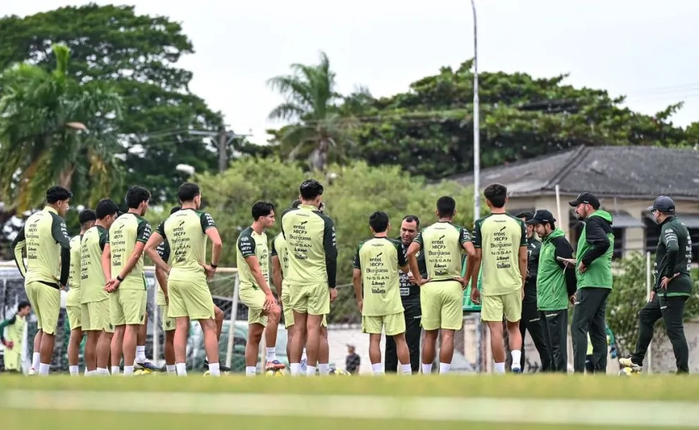 Jugadores y cuerpo técnico de la Selección nacional en un entrenamiento anterior. Foto: FBF - La Verde