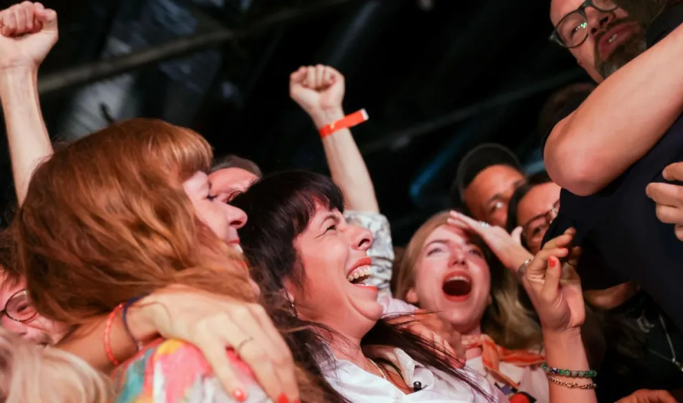 La candidata de La Izquerda, Elif Eralp (centro), celebró la victoria de su partido en Berlín dando las gracias a los berlineses y anunciando su propósito de hacer de Berlín un lugar mejor. Foto: EFE